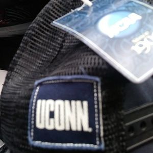 UConn one size NWOT$22 + free gift